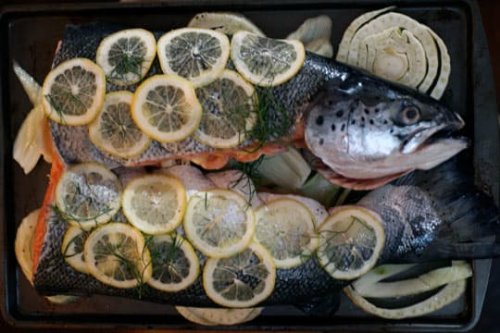 Cómo cocinar un pescado entero en el horno