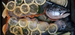 Cómo cocinar un pescado entero en el horno