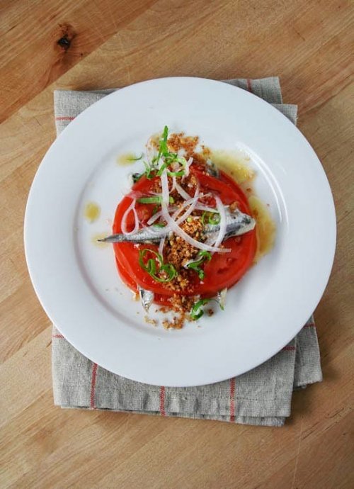 Ensalada individual de tomate y anchoas