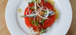Ensalada individual de tomate y anchoas