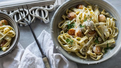 Pasta con zamburiñas y alcachofas