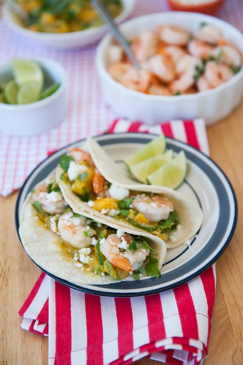 Tacos de gambas y salsa de mango y aguacate