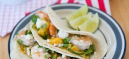 Tacos de gambas y salsa de mango y aguacate